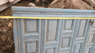 Puerta antigua de madera con paneles