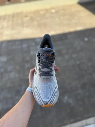 Zapatillas Hoka grises y naranjas