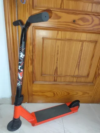 Patinete scooter naranja y negro