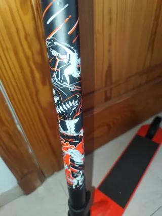 Patinete scooter naranja y negro