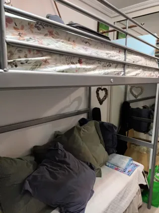 Cama alta metálica gris con colchón