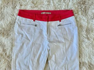 Pantalones blancos con detalle rojo