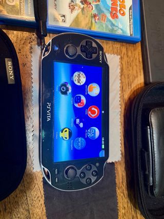 Consola Sony PS Vita + 5 Juegos + Accesorios