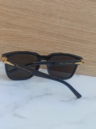 Occhiali da sole neri e oro