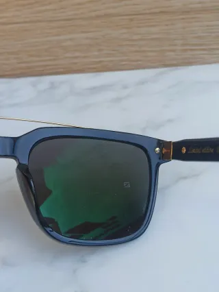 Occhiali da sole neri e oro