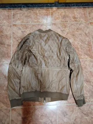 Cazadora efecto piel hombre