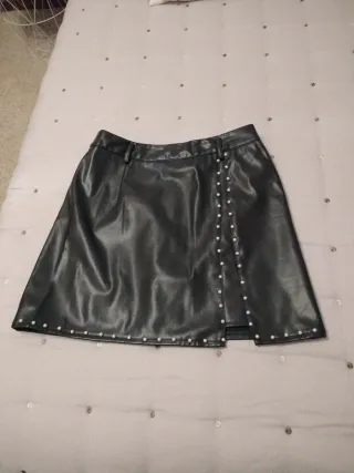 Minifalda polipiel negra con perlas