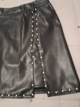Minifalda polipiel negra con perlas