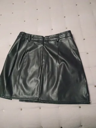 Minifalda polipiel negra con perlas