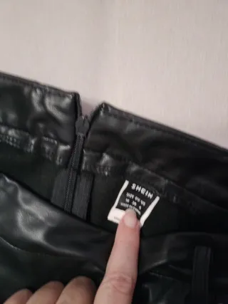 Minifalda polipiel negra con perlas