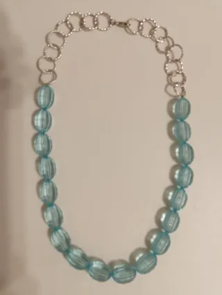 Collana sintetica e metallo