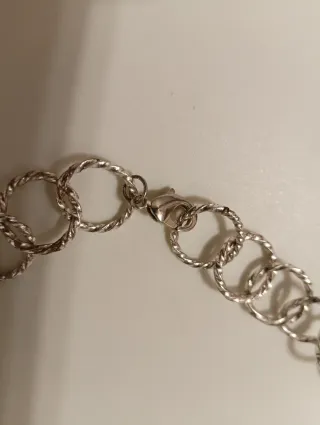 Collana sintetica e metallo