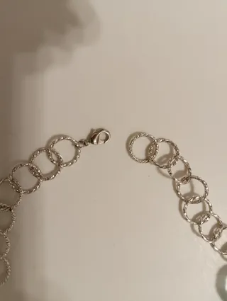 Collana sintetica e metallo