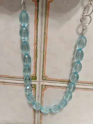 Collana sintetica e metallo