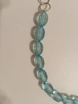 Collana sintetica e metallo