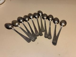 11 cucchiaini da dessert in metallo argentato