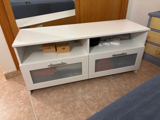 Mueble TV blanco con cajones y cristal