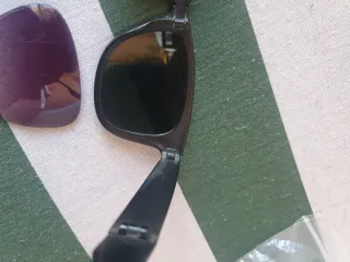 Occhiali da sole Ray-Ban neri con lenti nuove