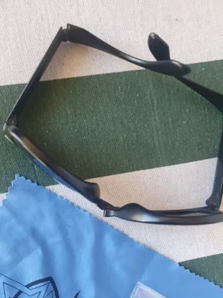 Occhiali da sole Ray-Ban neri con lenti nuove