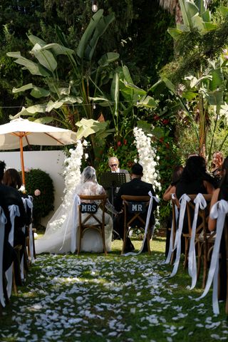 Arco de boda floral blanco