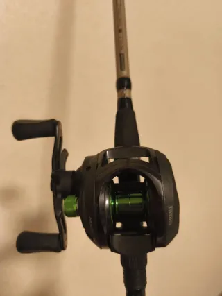 Caña de pesca flexible y baitcaster Mitchell mx3
