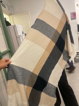 Bufanda a cuadros beige y gris