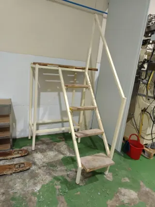 Plataforma tipo escalera de madera