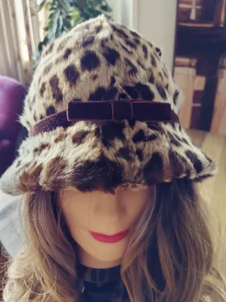 Sombrero de piel con estampado de leopardo