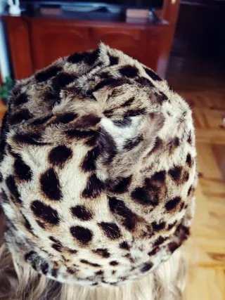 Sombrero de piel con estampado de leopardo