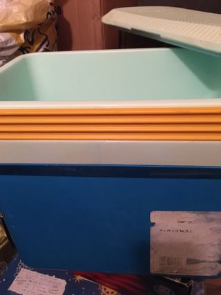Nevera portátil azul y naranja