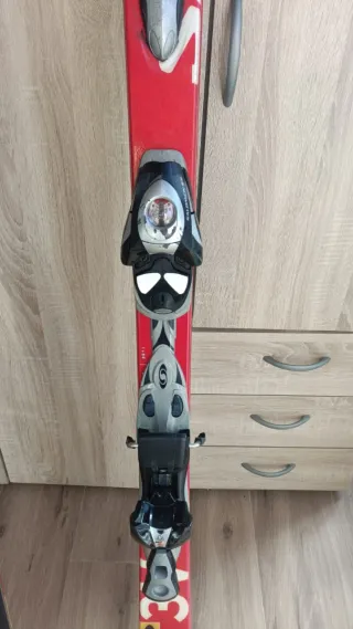 Esquís Salomon color rojo.