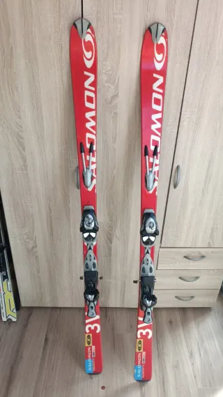 Esquís Salomon color rojo.