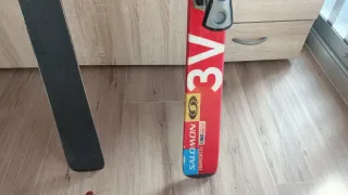 Esquís Salomon color rojo.