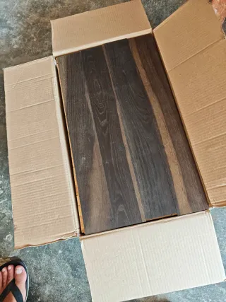 Tarima de madera oscura 97 m2