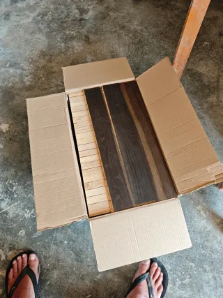 Tarima de madera oscura 97 m2