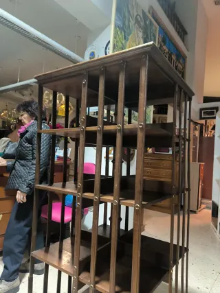 Librería giratoria antigua de madera y metal