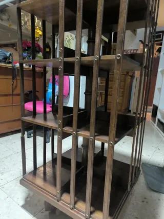 Librería giratoria antigua de madera y metal