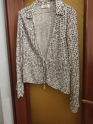 Blusa Pull&Bear puntos blanco y negro
