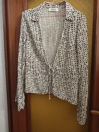 Blusa Pull&Bear puntos blanco y negro