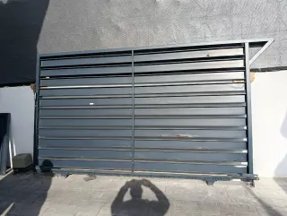 Puerta corredera metálica gris 3'10x1'90