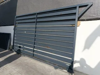 Puerta corredera metálica gris 3'10x1'90