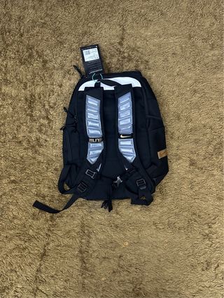 Mochila Nike Elite negra y Dorada