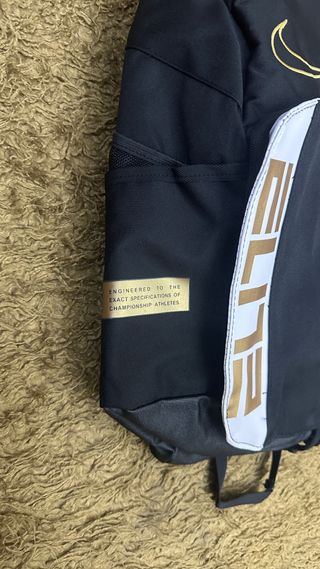 Mochila Nike Elite negra y Dorada