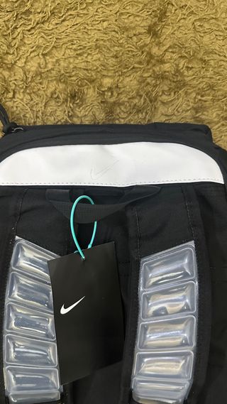 Mochila Nike Elite negra y Dorada