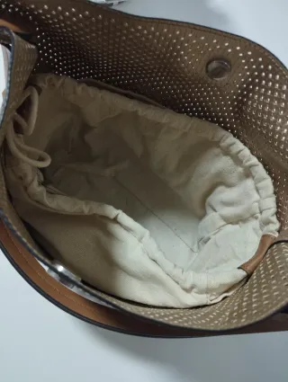 Bolso camel perforado