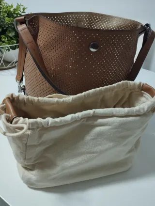 Bolso camel perforado