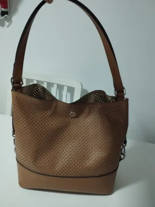 Bolso camel perforado