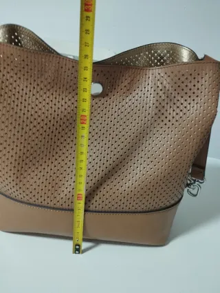 Bolso camel perforado