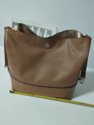 Bolso camel perforado