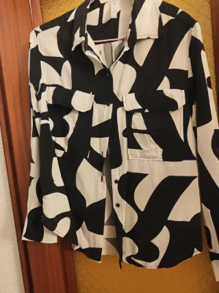 Blusa Amisu Estampada Blanco y Negro